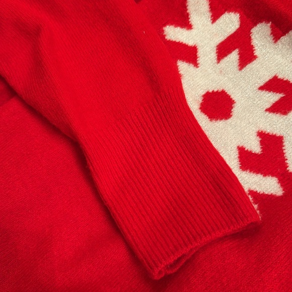 CeCe Women's Red Sweater with White Snowflake (M) - Picture 5 of 5